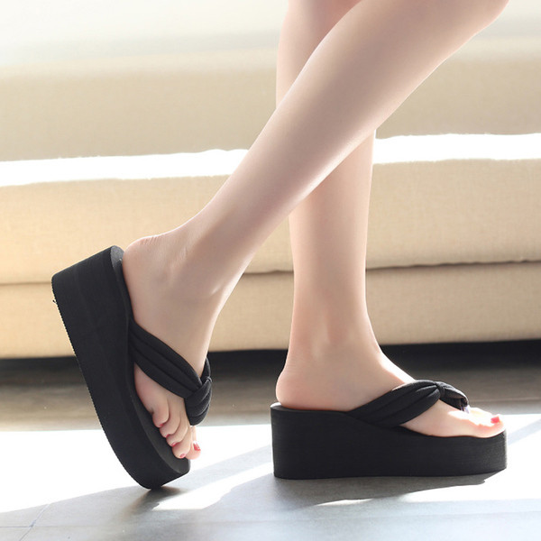 Практични дамски чехли през пръсти на платформа в няколко цвята