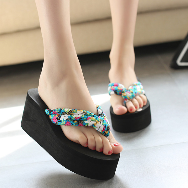 Практични дамски чехли през пръсти на платформа в няколко цвята