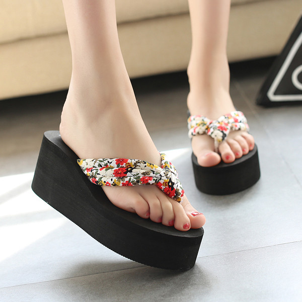 Практични дамски чехли през пръсти на платформа в няколко цвята