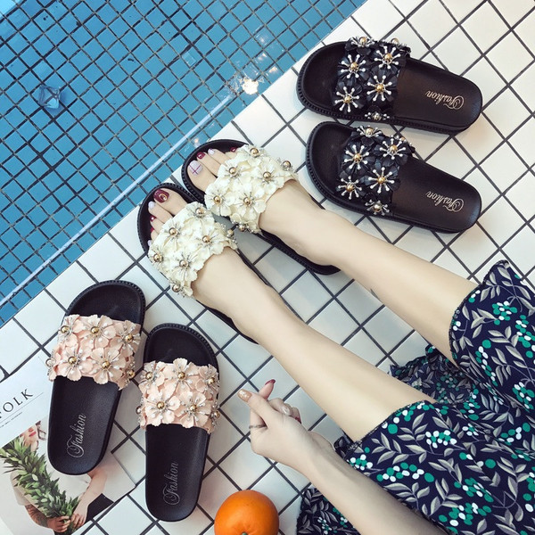 Papuci de dama practici in trei culori cu decor floral