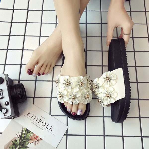 Papuci de dama practici in trei culori cu decor floral