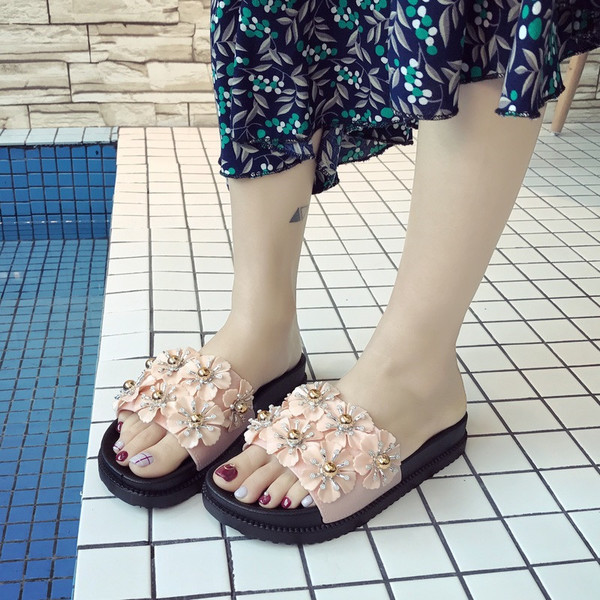 Papuci de dama practici in trei culori cu decor floral