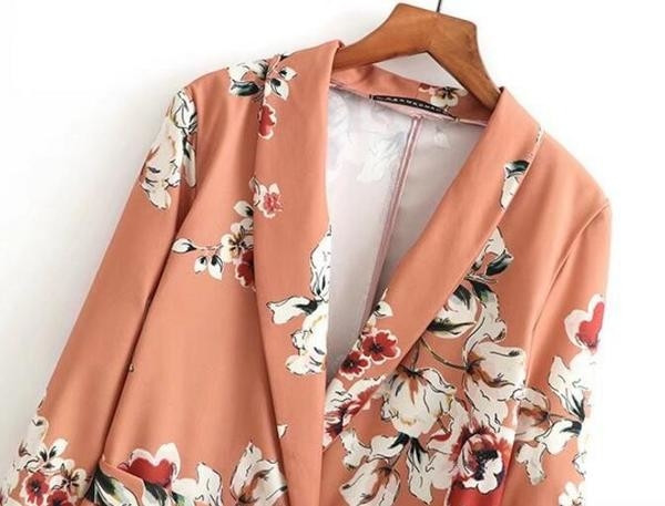 Jachetă lungă de damă cu model floral, cu curea în jurul taliei