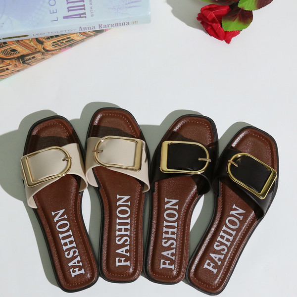 Дамски чехли с равна подметка с декорация катарама в два цвята