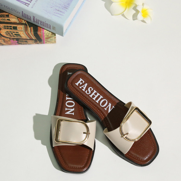 Дамски чехли с равна подметка с декорация катарама в два цвята