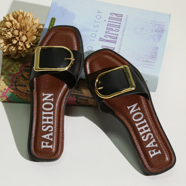 Дамски чехли с равна подметка с декорация катарама в два цвята