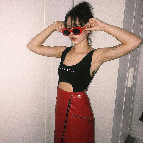 Γυναικείο μαγιό σε μαύρο χρώμα με βαθύ λαιμό και επιγραφή