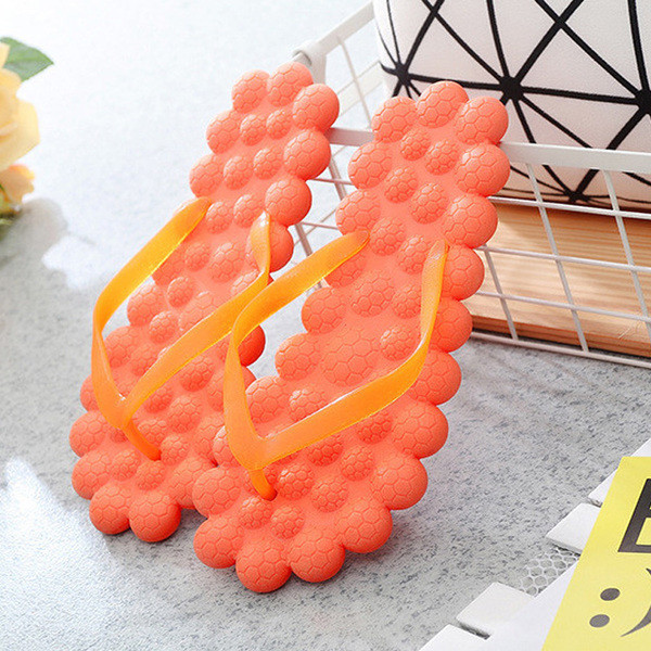 Дамски чехли през пръсти с интересна мека подметка в различни свежи цветове, подходящи за плаж