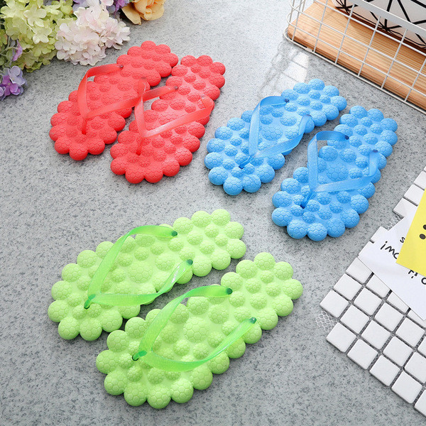 Дамски чехли през пръсти с интересна мека подметка в различни свежи цветове, подходящи за плаж