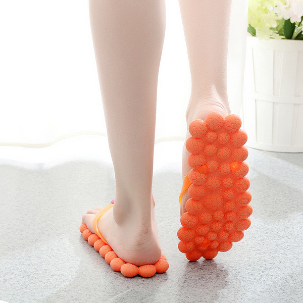 Дамски чехли през пръсти с интересна мека подметка в различни свежи цветове, подходящи за плаж