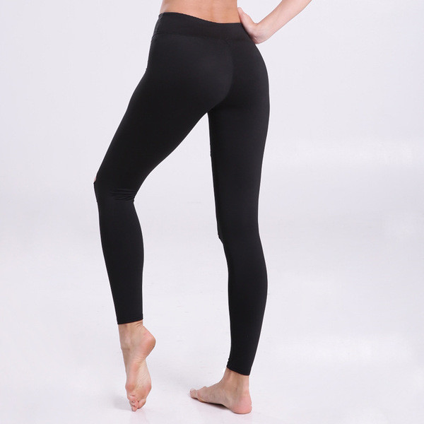 Дамски клин накъсан подходящ за ежедневие в черен цвят