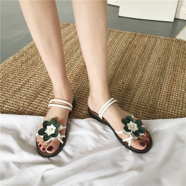 Papuci de dama practici cu motiv floral mare si bretele in doua culori