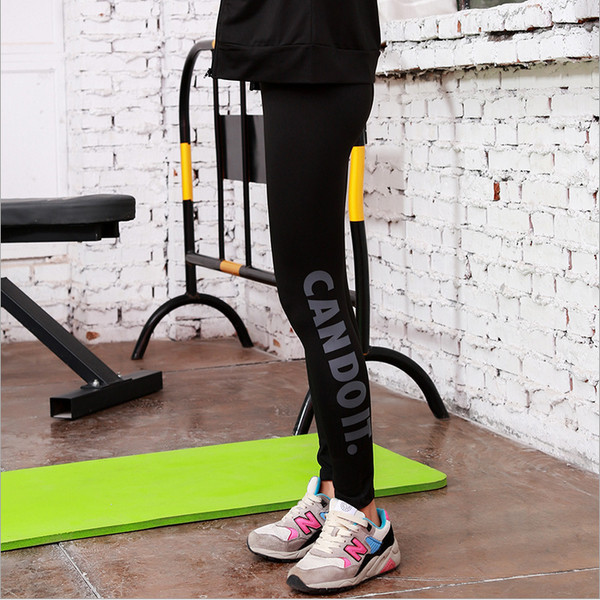 Γυναικείο αθλητικό κολάν με έγχρωμη επιγραφή