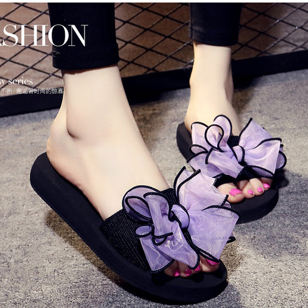 Актуални дамски чехли, декорирани с голяма шифонена панделка 