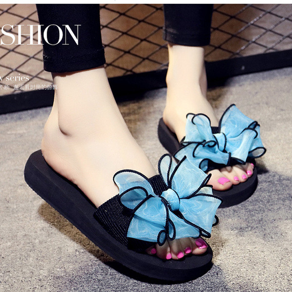 Актуални дамски чехли, декорирани с голяма шифонена панделка 