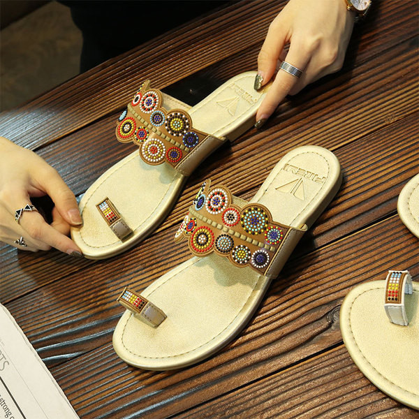 Дамски чехли през пръсти с цветни мотиви, подходящи за ежедневие