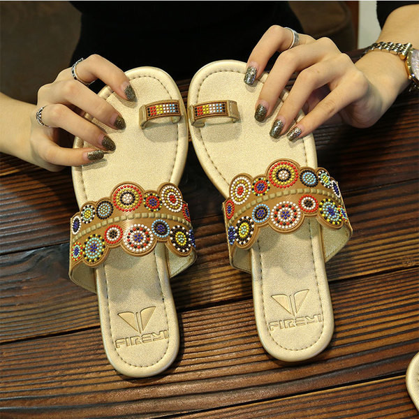 Дамски чехли през пръсти с цветни мотиви, подходящи за ежедневие