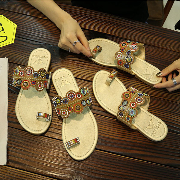 Дамски чехли през пръсти с цветни мотиви, подходящи за ежедневие