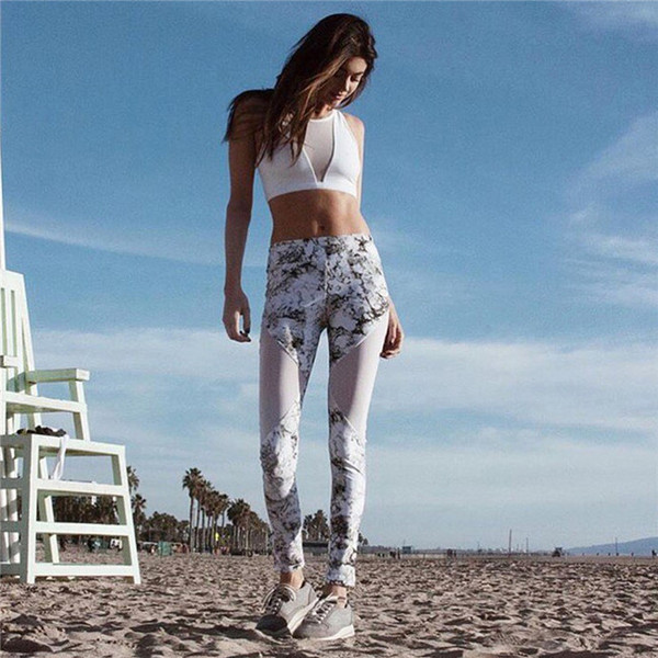 Спортен дамски клин с флорален мотив в бял цвят