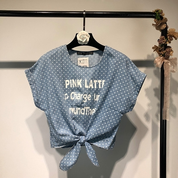 Kék színű, pöttyös női póló felirattal és szalaggal