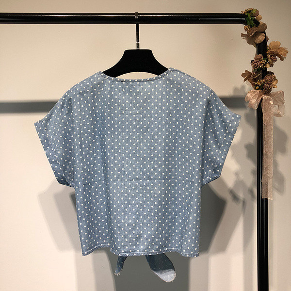 Kék színű, pöttyös női póló felirattal és szalaggal