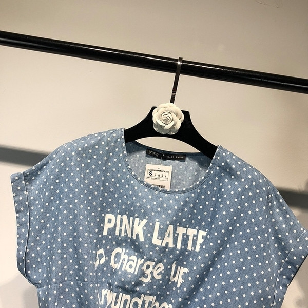 Kék színű, pöttyös női póló felirattal és szalaggal