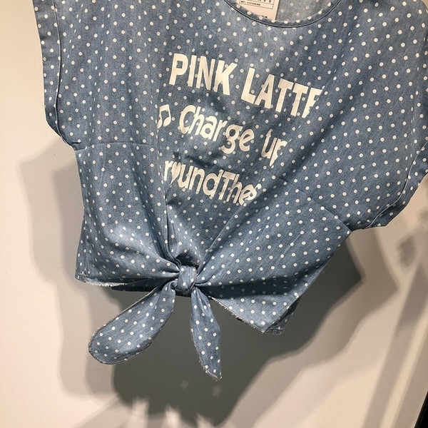 Kék színű, pöttyös női póló felirattal és szalaggal