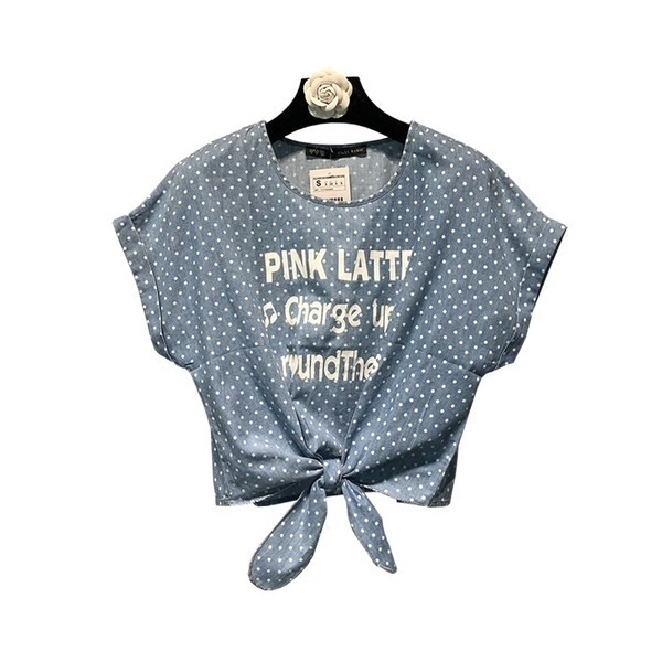 Kék színű, pöttyös női póló felirattal és szalaggal