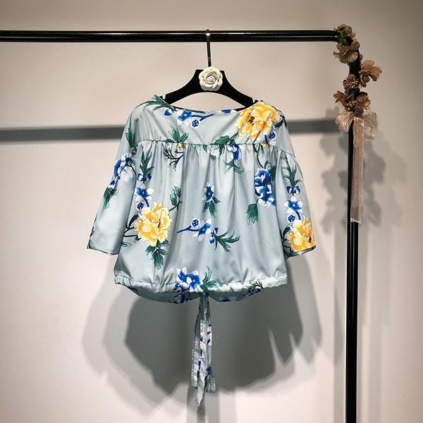 Nyári női póló 3/4 ujjal szabad fazonban virágmintával