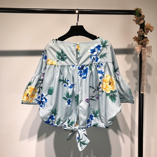 Nyári női póló 3/4 ujjal szabad fazonban virágmintával