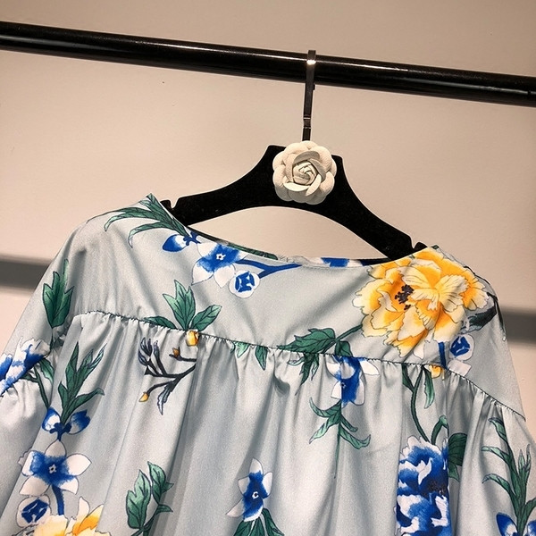 Nyári női póló 3/4 ujjal szabad fazonban virágmintával