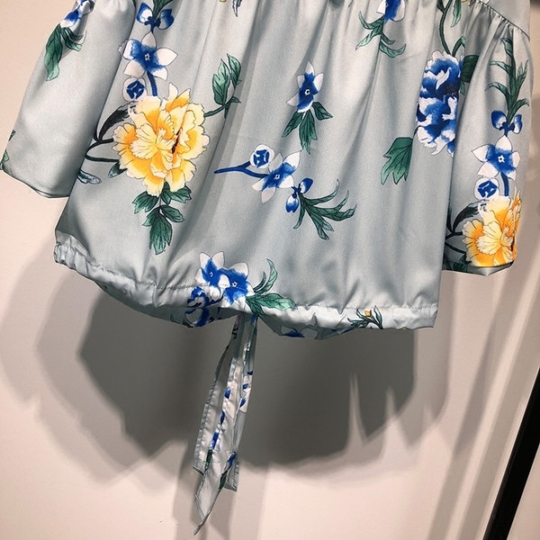 Nyári női póló 3/4 ujjal szabad fazonban virágmintával