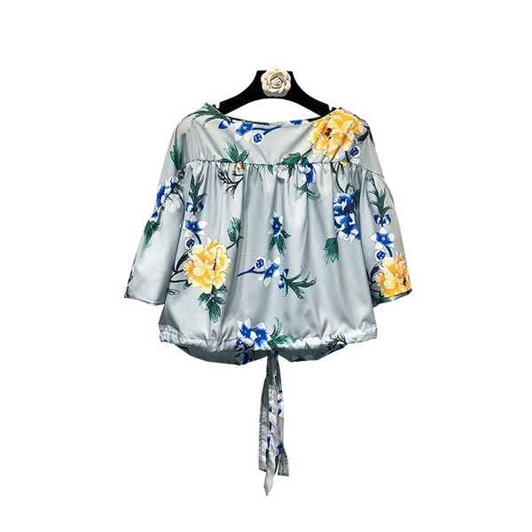 Nyári női póló 3/4 ujjal szabad fazonban virágmintával