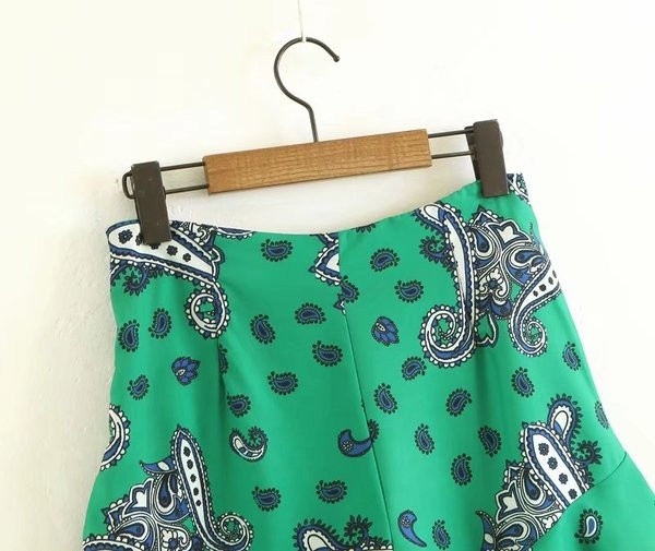 Nyári női rövidnadrág zöld színben mintával, magas derékkal