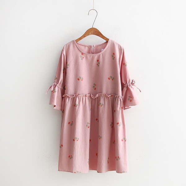 Friss nyári női ruha mintával és 3/4 ujjal, különböző színekben