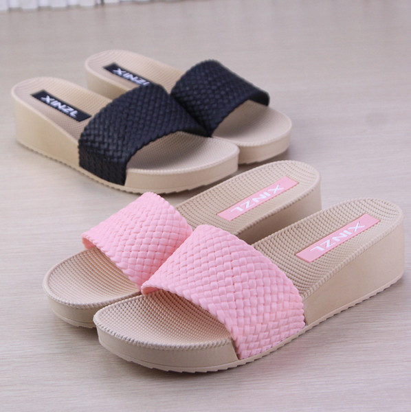 Női papucs vastag talppal, különböző friss színekben, mindennapi használatra