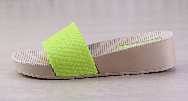 Női papucs vastag talppal, különböző friss színekben, mindennapi használatra