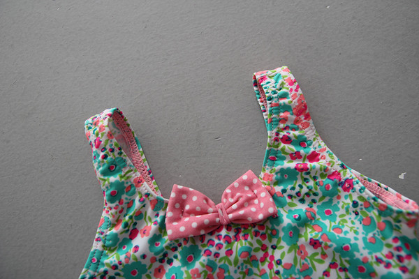 Gyengéd gyermek teljes fürdőruha lányoknak mintával és mini szalaggal