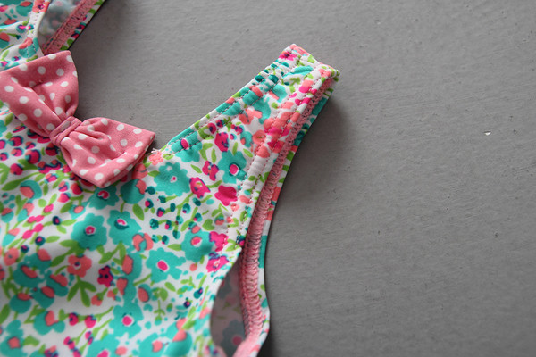 Gyengéd gyermek teljes fürdőruha lányoknak mintával és mini szalaggal