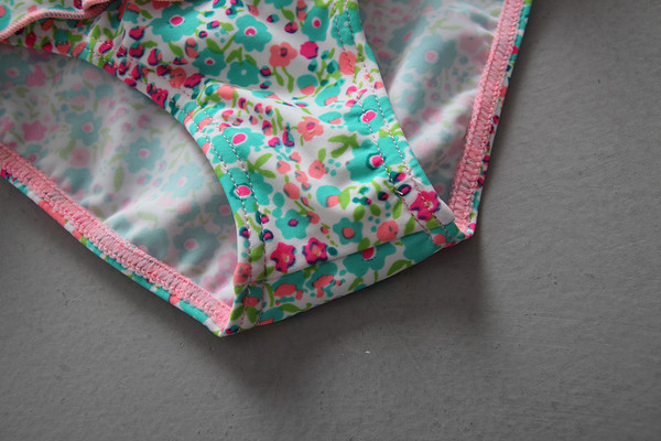 Gyengéd gyermek teljes fürdőruha lányoknak mintával és mini szalaggal