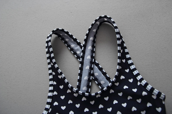 Costum de baie intreg pentru fete in albastru bleumarin cu imprimeu