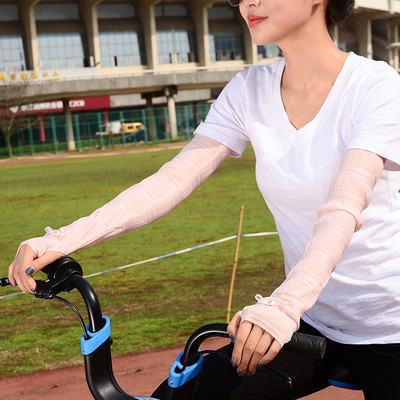 Πρακτικάκαι άνετα μανίκια  που προστατεύουν τα χέρια από τις υπεριώδεις ακτίνες ενώ οδηγούν ένα ποδήλατο