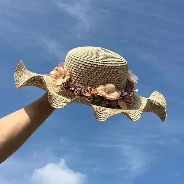 Palarie de paie de dama eleganta cu decor floral