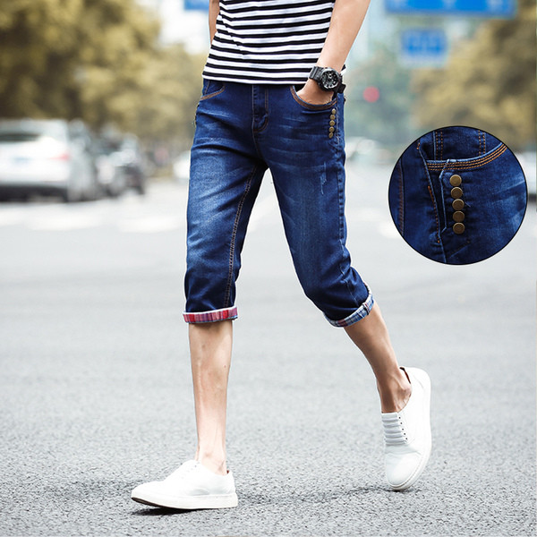 Alul felcsavart férfi nyári farmernadrág gombelemekkel