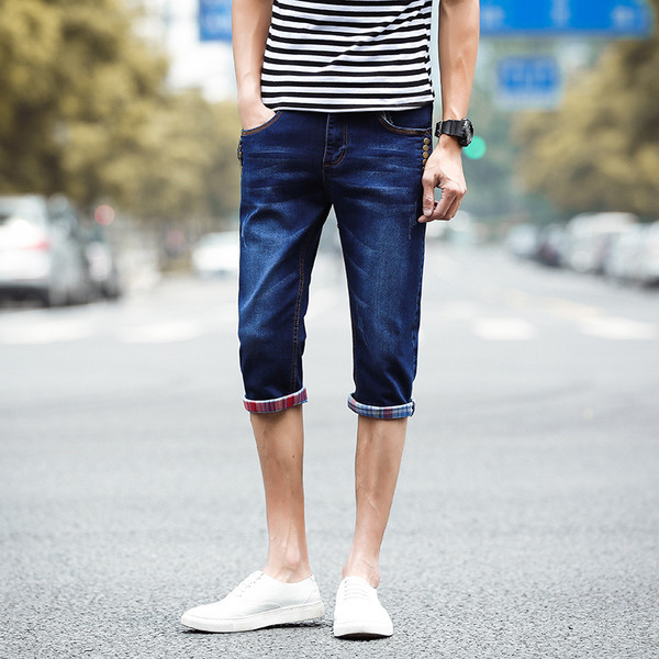 Alul felcsavart férfi nyári farmernadrág gombelemekkel