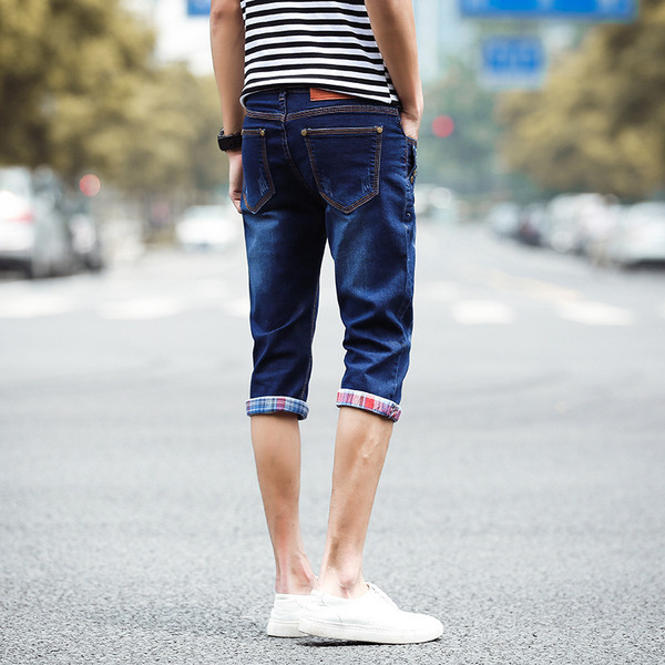 Alul felcsavart férfi nyári farmernadrág gombelemekkel