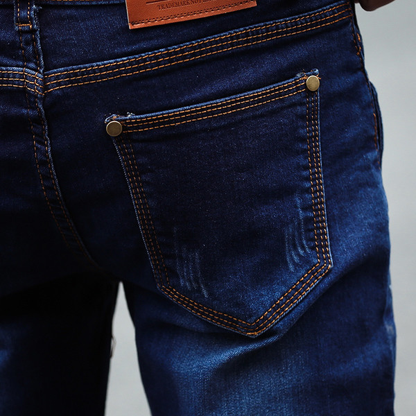 Alul felcsavart férfi nyári farmernadrág gombelemekkel