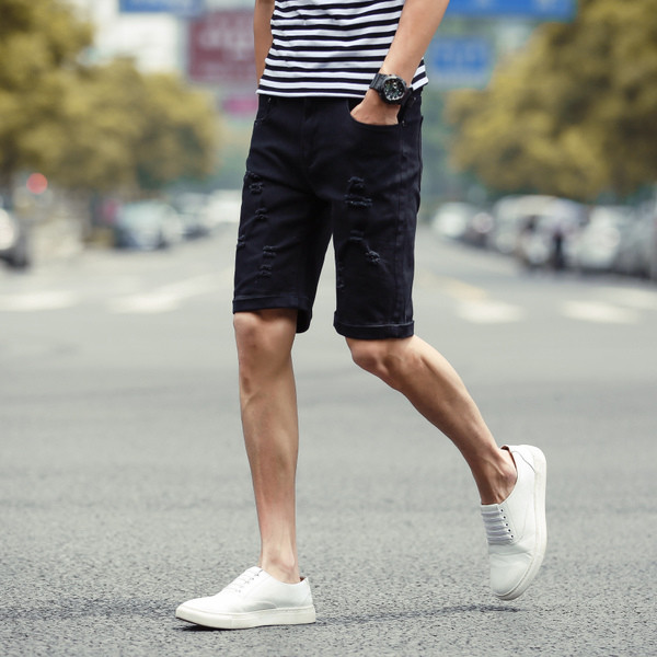 Fekete-fehér rövid férfi farmer, zsebekkel, szakadt motívumokkal