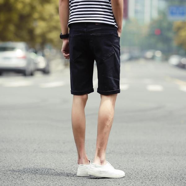 Fekete-fehér rövid férfi farmer, zsebekkel, szakadt motívumokkal