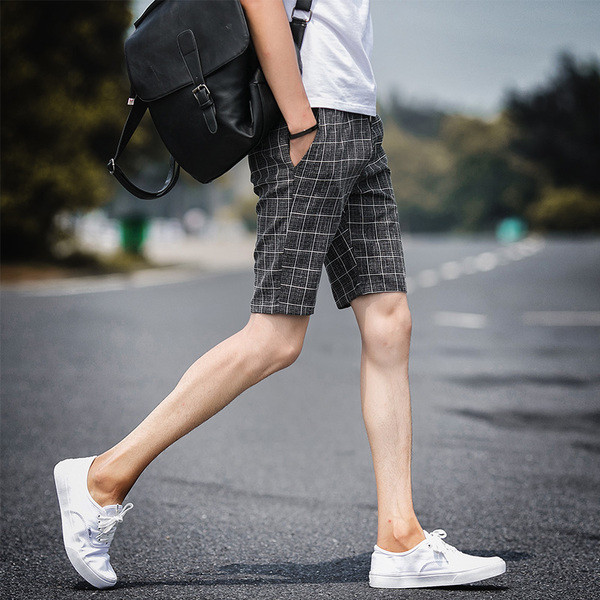 Pantaloni scurți bărbați în carouri în diferite culori cu buzunare